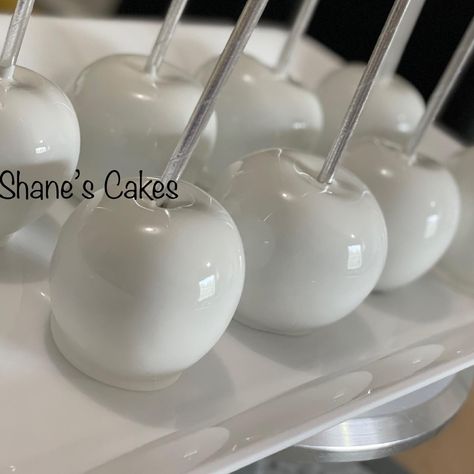 Candy Apples Ideas, White Candy Apples, White Candies, Chocolate Apple, Candied Apples, Apple Ideas, Gourmet Apples, Cloud Theme, Secret Party