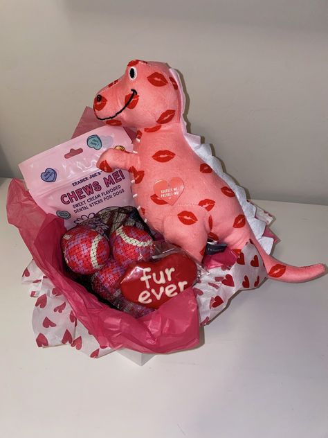 Pet Basket Ideas, Dog Raffle Basket Ideas, Easy Gift Basket Ideas, Puppy Gift Basket, Pet Gift Basket, Easy Gift Baskets, Bark Baskets, Valentines Gift Basket, Lou Dog