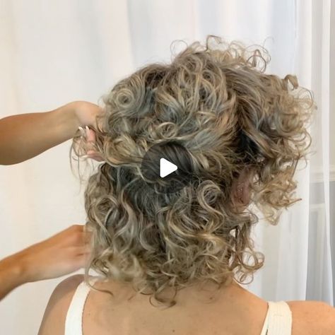 Up Dos For Curly Medium Hair, Easy Updo For Short Curly Hair, Easy Curly Hair Updo Tutorials, Shorter Curly Hairstyles, Curly Hair French Twist, Short Curly Hair Half Up Half Down, Dirty Curly Hairstyles, Curly Hair Easy Updo, Short Curly Hair Updo Easy