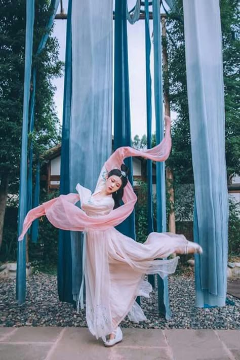 Chinese Classical Dance, Chinese Dance Pose, Chinese Ribbon Dance, Geisha Dancing, Geisha Dance, Chinese Dancing, Dancing Pose, Ribbon Dance, Chinese Dance