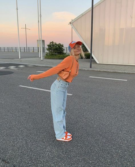 Barbara Kristoffersen, Dunks Outfit, Job Clothes, Streetwear Outfit Ideas, Orange Fits, Outfit Zara, Diy Vetement, Orange Outfit, The Jeans