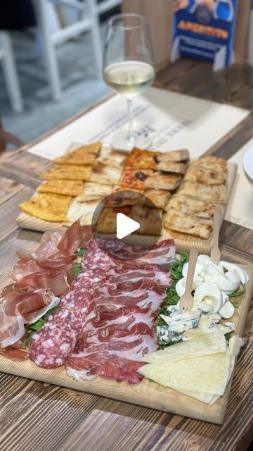 Luca Cuffari on Instagram: "Ho scoperto un aperitivo da non perdere in città!   Da @terreditalia_viniedelizie , wine bar in zona de Angeli è possibile fare un aperitivo con una scelta di oltre 450 etichette di vino e prodotti di eccellenza terre d’Italia a prezzi davvero contenuti!  Per il vino è possibile optare dalla carta, con proposte al calice (a partire da 4€) o la bottiglia, oppure scegliere il vostro vino preferito direttamente dagli scaffali (potete chiedere consiglio ai sommelier che sono pronti ad aiutarvi nella scelta)  Ad accompagnare taglieri abbondanti e perfetti per 2 persone, realizzati con i prodotti regionali Terre d’Italia che si trovano in negozio da poter acquistare  Io ho scelto una bottiglia di bollicine italiana e due taglieri:  Tagliere di salumi e formaggi 10€ Ta Wine Bar, Bar, On Instagram