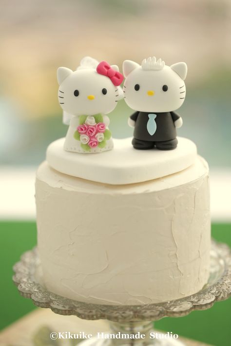 Hello Kitty & Daniel wedding cake topper #weddingcake #cat #clay #cakedecor Hello Kitty Wedding Cake Topper, Dear Daniel Drawing, Hello Kitty Wedding Cake, Hello Kitty And Daniel, Kitty And Daniel, Kue Hello Kitty, Batman Wedding Cakes, Cake Ceramic, Hello Kitty Wedding