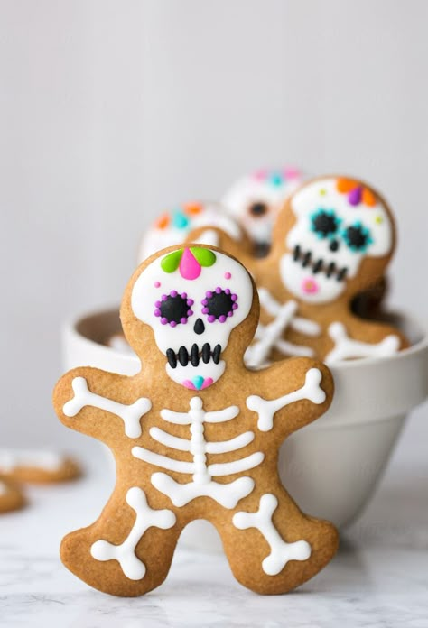 20 Ideas de decoración para una Navidad estilo mexicana Halloween Cookie Recipes, Halloween Cookies Decorated, Halloween Sugar Cookies, Halloween Party Snacks, Statue Garden, Halloween Baking, Decorated Sugar Cookies, Gingerbread Men, Peg Doll