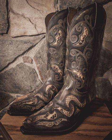 Del salvaje oeste nos llegan estas increíbles botas cowboy Sendra Boots hechas con piel de vacuno y auténtica piel de pitón ¡Cómpralas ahora con un solo clic en Corebto's Boots! Bota Cowboy, Botas Cowboy, Roper Boots, Go West, Mens Cowboy, Mens Cowboy Boots, Western Boots, Cowboy Boots, Buffalo