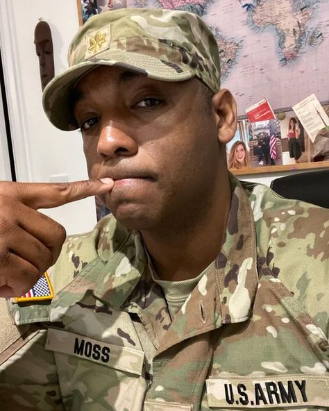 Derek Moss on Instagram: "#WaitingOnMyTaxi #HeadedToAsia #SouthKoreaBound #USArmySoldier #USArmyMajor #ArmyMajor" Us Soldiers Army, Pictures Of Soldiers, Hospital Food, Us Army Soldier, Iphone Storage, Army Images, Army Reserve, Dating Help, American University