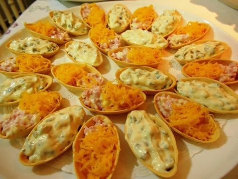 BARQUETES RECHEADAS COM MOLHO TÁRTARO - MOLHO DE MAIONESE PRESUNTO, QUEIJO MUSSARELA E FIOS DE OVOS Holiday Appetizers, Fabulous Foods, Wedding Food, Finger Foods, Love Food, Appetizer Recipes, Good Food, Food And Drink, Favorite Recipes