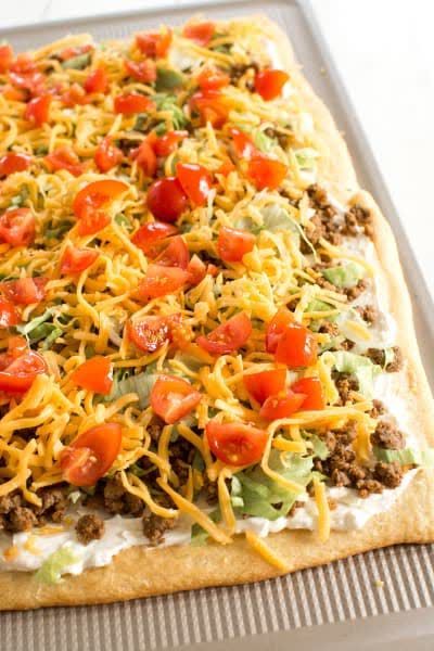 Taco Pizza is the appetizer for when you just can’t decide between your favorite foods. And now you don’t have to! Taco + Pizza for the win. Recipe Crescent Rolls, Taco Pizza Recipe, Pizza Appetizer, Taco Pizza Recipes, Crescent Roll Crust, Cream Cheese Sauce, Pizza Appetizers, Crescent Recipes, Pizza Taco