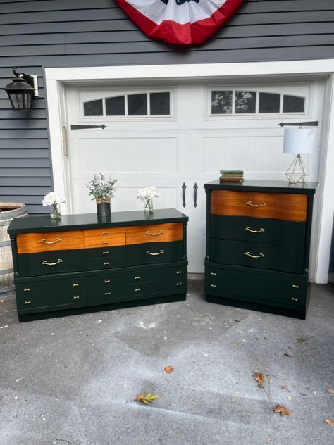 This gorgeous mid century blonde dresser has been redone with a forest green and a natural wood mixture. The hardware has been reused and spayed with a gold paint to tie it all together. Blonde Dresser Makeover, Forest Green Dresser, Dark Green Dresser, Green Painted Rooms, Green Dresser Makeover, Bronze Bedroom, Mcm Dresser, Green Painted Furniture, Blue Bedroom Walls