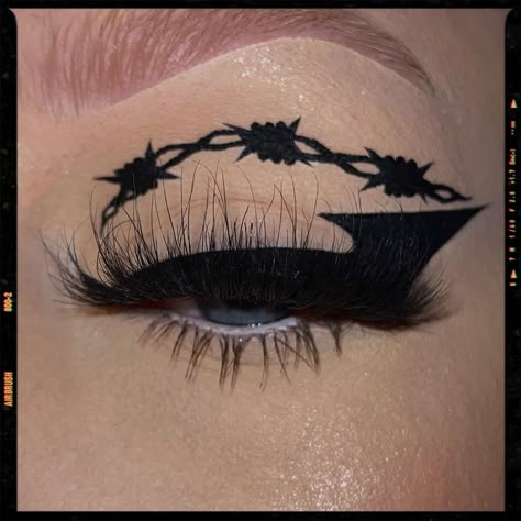 Graphic eyeliner with barbed wire design, grunge style! Barb Wire Eyeliner, Barbed Wire Eyeliner, Gothic Graphic Eyeliner, Goth Eyeliner Designs, Alt Graphic Liner, Halloween Graphic Liner, Eyeliner Looks Goth, Delineados Egirl, Goth Graphic Liner