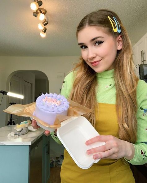 Mia Maples Aesthetic, Mia Maples Outfits, Mia Maples, Box Cakes, Fav Youtubers, Dark Blonde Hair, Hazel Eyes, Dark Blonde, Fair Skin