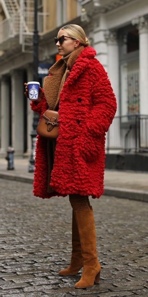 Red Coat Outfit, Northern California Style, Coat Street Style, Wear Red, Trendy Fall Outfits, Street Style Winter, French Women, Red Coat, California Style