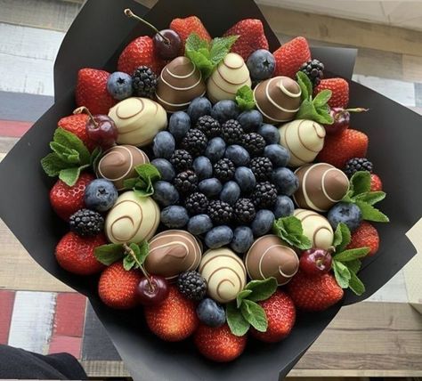 A bouquet of grapes🍇, strawberries🍓 & blueberries Fruit Bouquet Ideas, Fruit Bouquets, Edible Fruit Arrangements, Fruit Bouquet, Food Bouquet, Chocolate Covered Strawberries Bouquet, Edible Bouquets, Mexican Snacks, Mommy Birthday