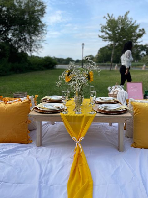 Bridal Picnic, Picnic Table Decor, Yellow Picnic, Picnic Party Decorations, Night Picnic, Backyard Birthday Parties, Aesthetic Picnic, Picnic Birthday Party, Picnic Theme