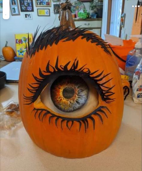 Eyeball Jackolantern, Pumpkin Carving Eyeball, Spider Pumpkin Decorating, Eyeball Pumpkin, Designer Pumpkins, Eye Pumpkin, Work Costumes, Halloween Decorations Pumpkin, Hay Bale Art