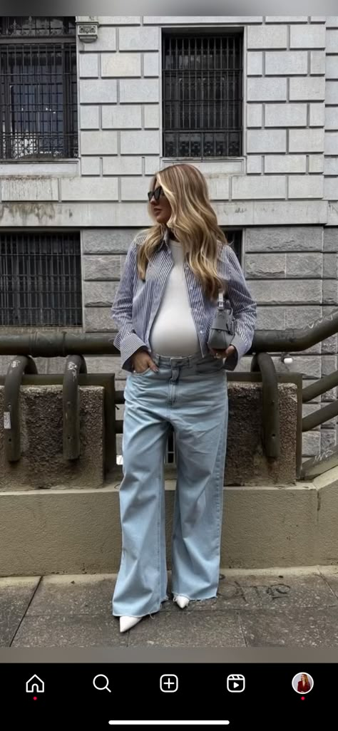 How To Style Jeans While Pregnant, Sophia Richie Maternity Style, Maternity Denim Outfit, Maternity Outfits Jeans, Classy Pregnancy Outfits, Bump Fits, Early Pregnancy Outfits, Bump Outfits, Outfit Pregnant