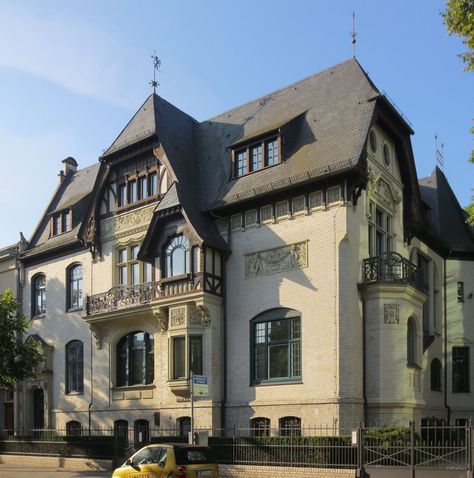 Berlin architecture: the Haus Fromberg. Unexpectedly located on a drab mid-town street, this stunning urban villa is an often overlooked masterpiece of German 19th century architecture. www.secretcitytravel.com 19 Century House, German Mansion, Old German Houses, German Architecture Traditional, German Homes, Bavarian Architecture, Berlin Modern Architecture, 19th Century Architecture, Berlin Life