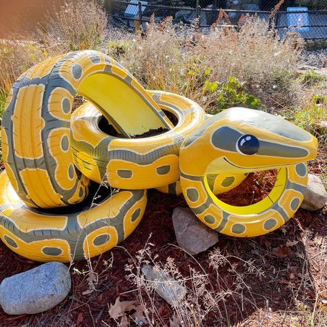 Tire Crafts Garden Decorations, Old Rims Ideas Diy, Tire Yard Art, Fun Yard Ideas, Tire Animals, Tire Repurpose, Tire Decor, Tired Animals, Kids Outdoor Playground