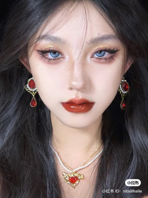 Elegant Red Makeup Looks, Chinese New Year Makeup Look, Manhua Makeup, Chinese New Year Hairstyle, Red Douyin Makeup, Chinese New Year Outfit Ideas, Chinese New Year Makeup, Lunar New Year Makeup, Chinese Makeup Look