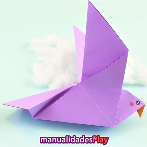 Aprende cómo hacer un pájaro de origami paso a paso de una forma muy sencilla y rápida. Te dejo el vídeo en el enlace de más abajo. Verás como en unos minutos y con tan solo una hoja de papel podrás tener un pájaro o paloma como esta. Podrás utiliarla para regalar, para decorar tu cuerto con ellas colgándolas con hilo de pescar o simplemente para pasar un rato divertido haciéndolo. Hasta los más peques pueden realizarlo. En nuestro canal de youtube puedes ver cómo hacer más animales de papel. Paloma, Origami