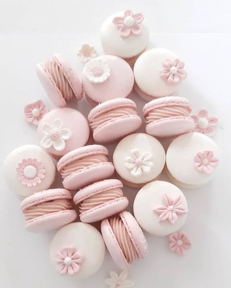 Cute Macaron Ideas, Aesthetic Macaroons, Pretty Macarons, Macarons Aesthetic, Kue Macaroon, 귀여운 음식 그림, Macaron Cookies, Macaroon Recipes, 1st Communion