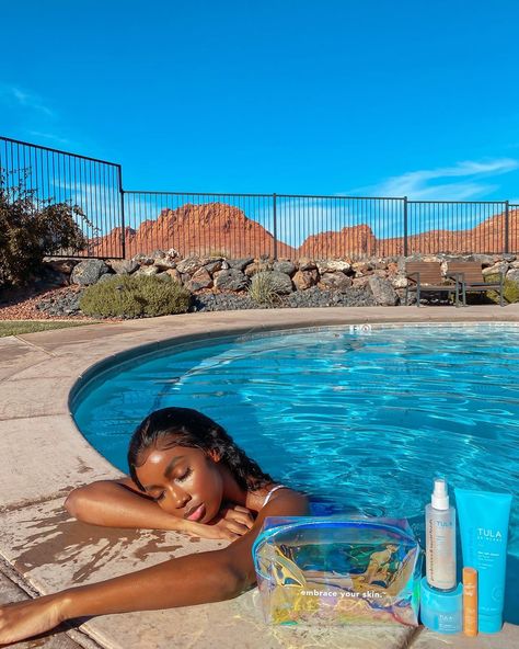 Pool Photoshoot Ideas Models, Poolside Selfie, Aissata Diallo, Poolside Photoshoot, Pool Lifestyle, Summer Pose, Vacation Images, Pool Pictures, Poolside Glamour