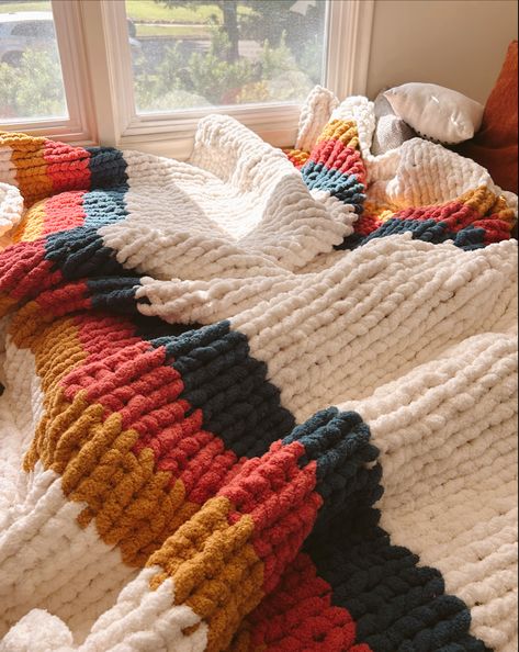 Chunky Crochet Throw Blanket, Chunky Crochet Throw, Chunky Blanket Pattern, Chunky Knit Blanket Pattern, Homemade Blankets, Chunky Yarn Blanket, Finger Knitting Projects, Diy Knit Blanket, Blanket Couch