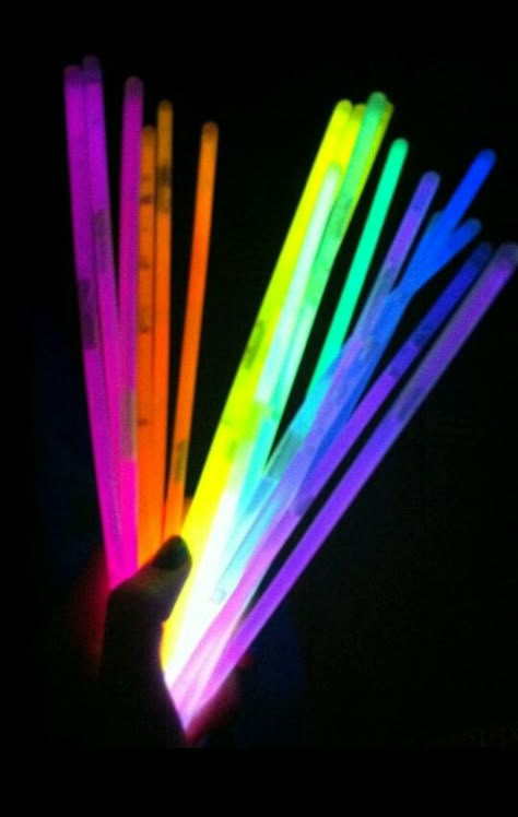 Glow Astethic, Glowsticks Aesthetic, Glow Stick Aesthetic, Sparkle Sticks, Led Light Stick, Sweet Sixteen Birthday Party Ideas, Twin Birthday Parties, Neon Decor, Glow Stick