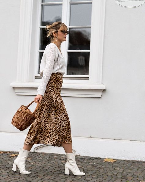 White Boots Outfit, Video Fashion, Booties Outfit, Leopard Print Skirt, Leopard Skirt, Skirts With Boots, Cooler Look, White Boots, Looks Chic