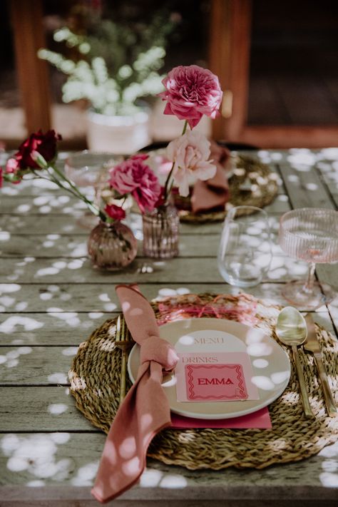 Pink and Red Table Red Bachelorette, Long Lunch, Lunch Table, Diy Bachelorette Party, Party Table Settings, Cocktail Night, Pink Bridal Shower, Hen Do, Menu Cards