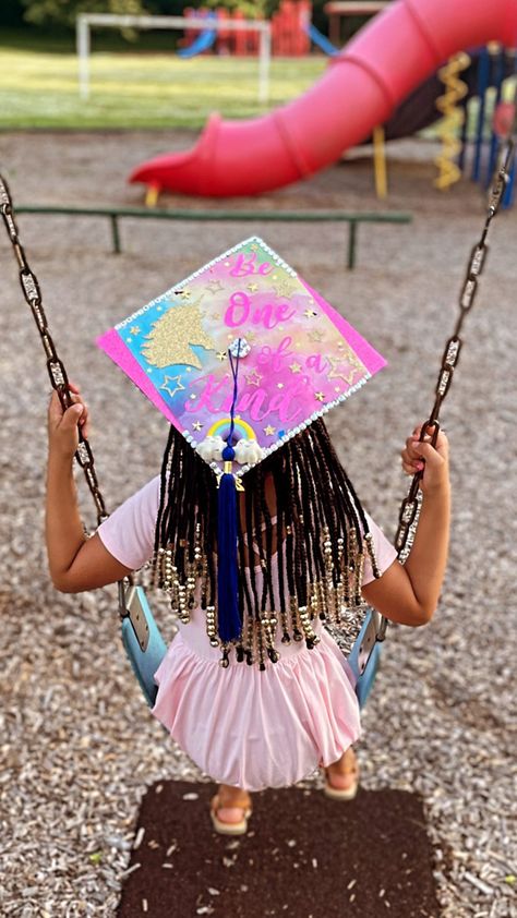 Preschool Graduation Cap Decoration, Preschool Graduation Photo Ideas, Pre K Graduation Outfit Girl, Preschool Graduation Ideas Pictures, Kindergarten Graduate Photoshoot, Pre K Graduation Ideas Pictures, Preschool Graduation Photos, Diy Kindergarten Graduation Pictures, Homeschool Kindergarten Graduation