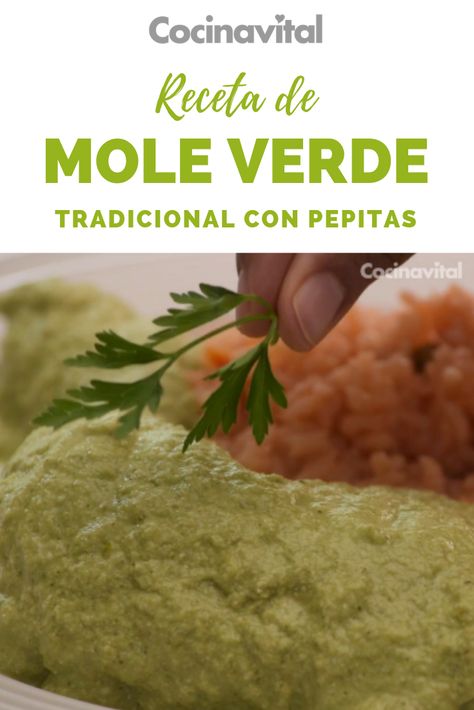 Prepara la receta clásica de la cocina mexicana de Mole verde tradicional con pepitas o Pipián verde, es tan fácil que la podrás hacer en solo 4 pasos. Mexican Fast Food, Mole Verde, Mexican Mole, Mole Recipe, Mole Poblano, Blueberry Pancakes Recipe, Real Mexican Food, Mexican Menu, Chicken Mole