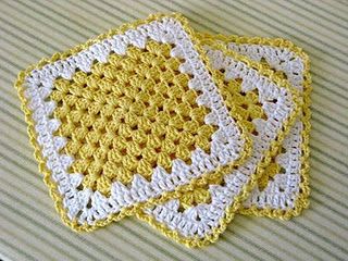 Granny square dishcloth - crochet free pattern  - This tutorial shows a slightly different way to make a granny square dishcloth. It is my favorite method because it works to “hide” that initial chain that counts as the 1st dc in ea rnd. Granny Square Dishcloth, Motifs Granny Square, Confection Au Crochet, Dishcloth Crochet Pattern, Crochet Dishcloth, Crochet Washcloth, Dishcloth Pattern, Crochet Simple, Crochet Dishcloths