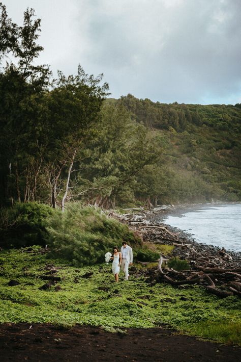 Kauai Photoshoot, Hawaiian Elopement, Pololu Valley, Pre Wedding Photoshoot Theme, Hawaii Wedding Dress, Couple Cups, Photoshoot Theme, Kauai Elopement, Bride Era