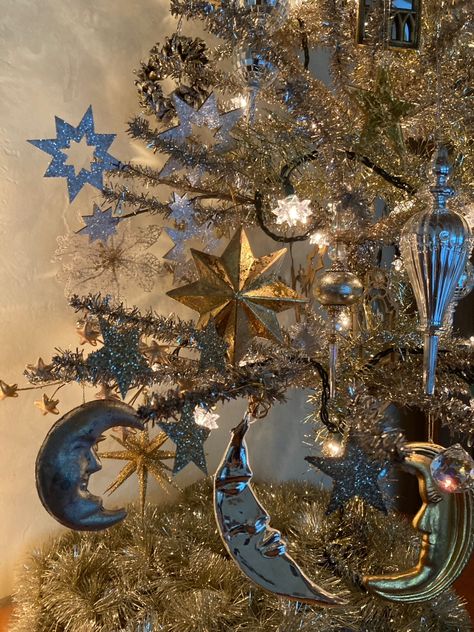 Starry Christmas Tree, Constellation Christmas Tree, Celestial Christmas Aesthetic, Moon Christmas Tree, Silver And Gold Christmas Aesthetic, Ethereal Christmas, Ornament Wallpaper, Celestial Christmas Ornaments, Whimsigoth Christmas Tree