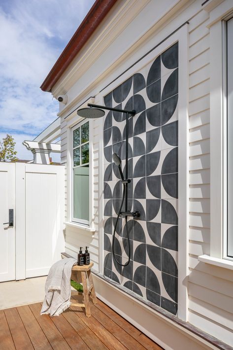 Blackband_Design_Shorecliffs-29 Outdoor Shower Ideas, Outdoor Shower Kits, Outdoor Shower Enclosure, White Mosaic Tiles, White Mosaic, House Blend, Built In Bench, Indoor Outdoor Living, Outdoor Shower