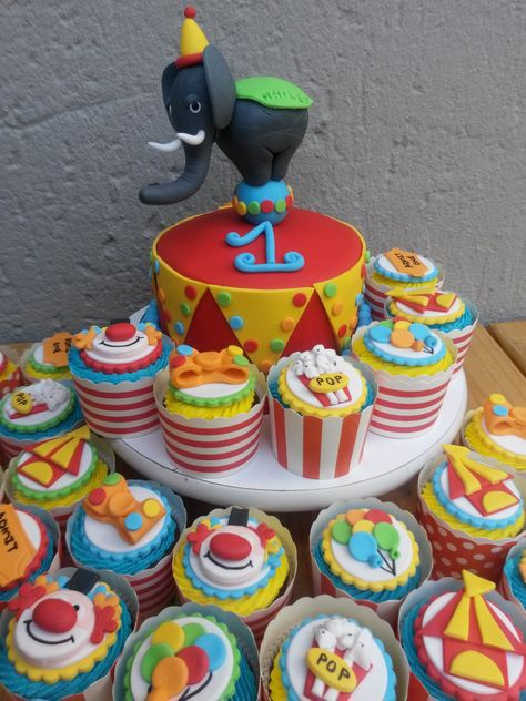 Birthday Cakes - Carnival themed cake and cupcakes Carnival Cupcakes Birthday, Carnival Cupcake Ideas, Carnival Desserts, Circus Theme Cupcakes, Carnival Themed Cakes, Carnival Birthday Cakes, Circus Birthday Cake, Circus Cupcakes, Carnival Cake