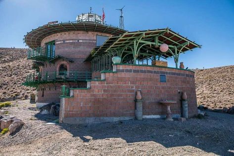 A custom-built fortress in the middle of Nevada's high desert, a two and a half hour drive from Las Vegas, is listed for $950,000. Photo: Jake Rasmuson Apocalypse House, Fortress House, Emergency Room Doctor, Nevada Desert, Apocalypse Survival, Gold Mine, Concrete House, High Desert, House Building