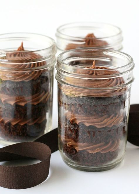 15 Easy Cake in a Jar Recipes - DIY Mason Jar Cupcakes - Home, Garden & Health Mason Jar Cupcakes, Cupcakes In A Jar, Mason Jar Cakes, Mason Jar Desserts, Cupcake In A Jar, Mini Torte, Cake In A Jar, Dessert In A Jar, Mason Jar Meals