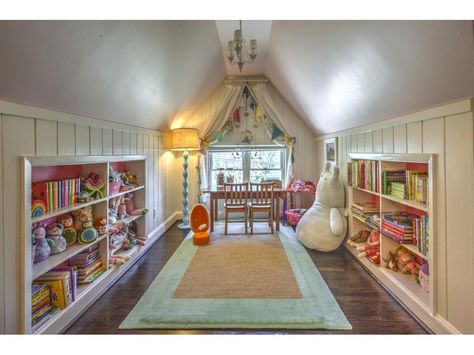 Cool attic playroom Attic Design Ideas, Loft Playroom, Cozy Attic, Attic Makeover, Attic Renovation Ideas, Attic Playroom, Basement Playroom, Attic Loft, Window Shelves