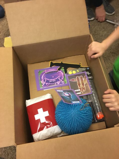 Fortnite supply drop. Boogie bomb ball, Med kit (wrapped baseball gloves and t-short), medium bullets (nerf ammo), launch pad (trampoline mat) Fortnight Party Games, Fortnite Med Kit, Fortnite Room Decor Ideas, Fort Night, Med Kit, Fort Nite, Fortnite Party, Video Games Birthday Party, Fortnite Birthday