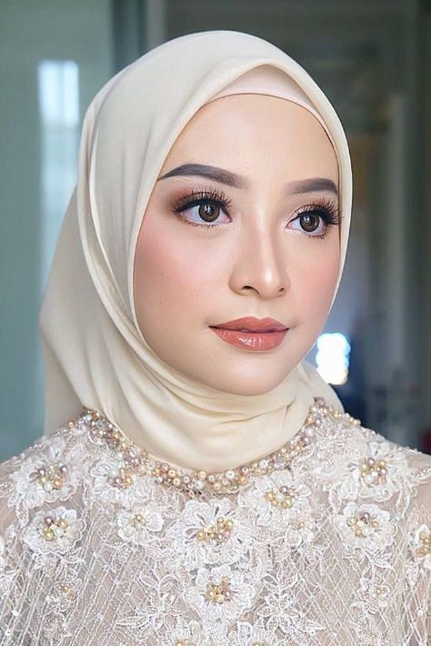 This bridal beauty style could be perfect for your wedding day. Dreaming of a fresh, glowing skin, this look is a great option. Keep this look to your bridal look board. Makeup Wisuda Hijab Flawless, Makeup Lamaran, Graduation Look Makeup, Make Up Wisuda, Bride Makeup Natural, Makeup Wisuda, Membentuk Alis, Wedding Makeup Bride, Hijab Makeup