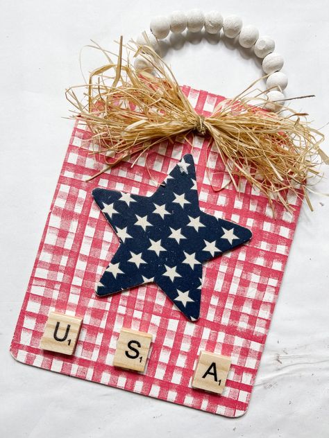 4th Of July Diy Crafts, Diy Patriotic Decor, Memorial Day Crafts, Scrapbook Craft Ideas, Patriotic Crafts Diy, 4th Of July Cards, Memorial Day Decor, Military Christmas, Fourth Of July Crafts