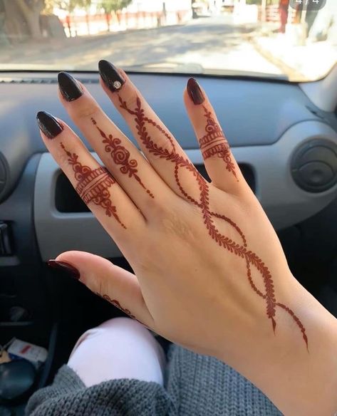 Henna Only On Fingers, One Finger Mehandi Design, Aesthetic Mehndi Tattoo, Simple Mehndi Designs Fingers Easy, Henna Simple Designs Easy, Aesthetic Mehndi Designs Easy, Fingers Mehndi Design Simple, Aesthetic Mehndi Designs Back Hand, Mehendi Fingers