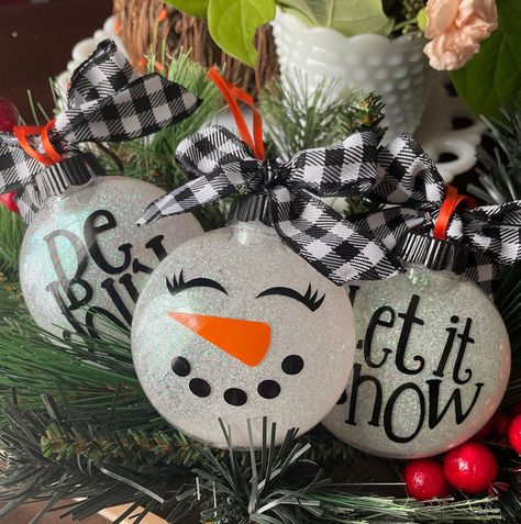 Snowman Glitter Ornaments, Snowman Christmas Tree Theme, Clear Christmas Ball Ornament Ideas Diy, Snow Man Christmas Tree, Clear Ornament Ideas, Handmade Tree Ornaments, Christmas Booth, Clear Christmas Ornaments, Craft Ornaments