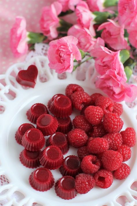 Raspberry Snacks, Lemon Candy Recipe, Raspberry Gummies, Chocolate Dipped Apricots, Thm Candy, Fruit Rollups, Fruit Leathers, Raspberry Candy, Snacks Homemade