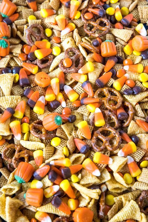 Halloween Chex Mix Recipes Savory, Halloween Party Mix Snacks, Autumn Chex Mix Recipe, Fall Party Mix Recipes, Fall Chex Mix Recipes Candy Corn, Cinnamon Chex Mix Recipes, Fall Trail Mix Recipe, Chex Treats, Halloween Trail Mix Recipe