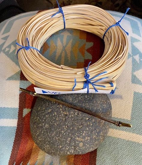 Weaving Stones, Stone Wrapping Macrame, Diy Stone Wrapping, Rock Weaving, Stone Wrapping Tutorial, Decorated Rocks, Rock Wrapping, Wrapped Rocks, Bamboo Wrap