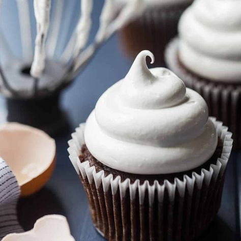 Marshmallow Frosting Marshmallow Cream Frosting, Healthy Chocolate Cupcakes, Marshmallow Frosting Recipes, Cream Frosting Recipe, Marshmallow Fluff Frosting, Frosting Buttercream, Crisco Recipes, Frosting Ideas, How To Make Marshmallows