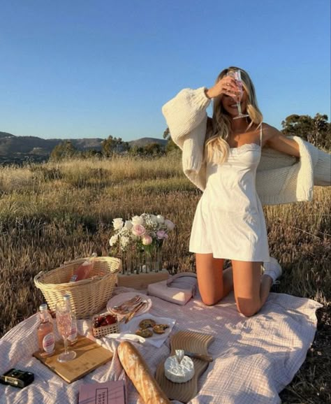 Picnic Outfit Inspiration, Picnic Aesthetic Cottagecore, Comfy Picnic Outfit, Spring Picnic Aesthetic Friends, Flower Picnic Photoshoot, Picnic Aesthetic Poses, Soft Spring Aesthetic Outfits, Spring Cottagecore Outfits, Fall Picnic Outfit